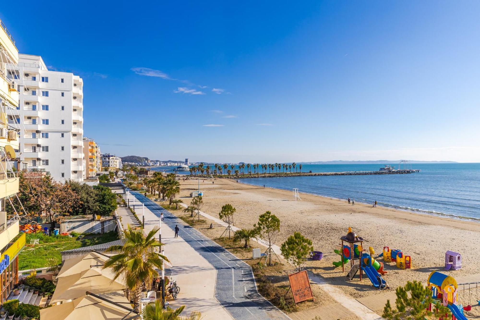 The Beachfront Apartment Durrës Esterno foto