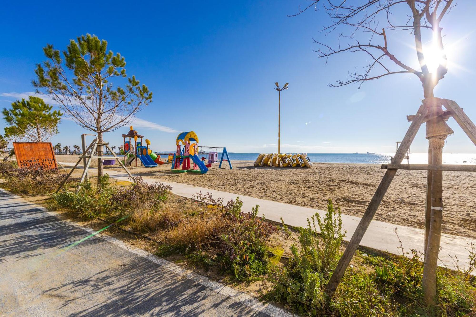 The Beachfront Apartment Durrës Esterno foto