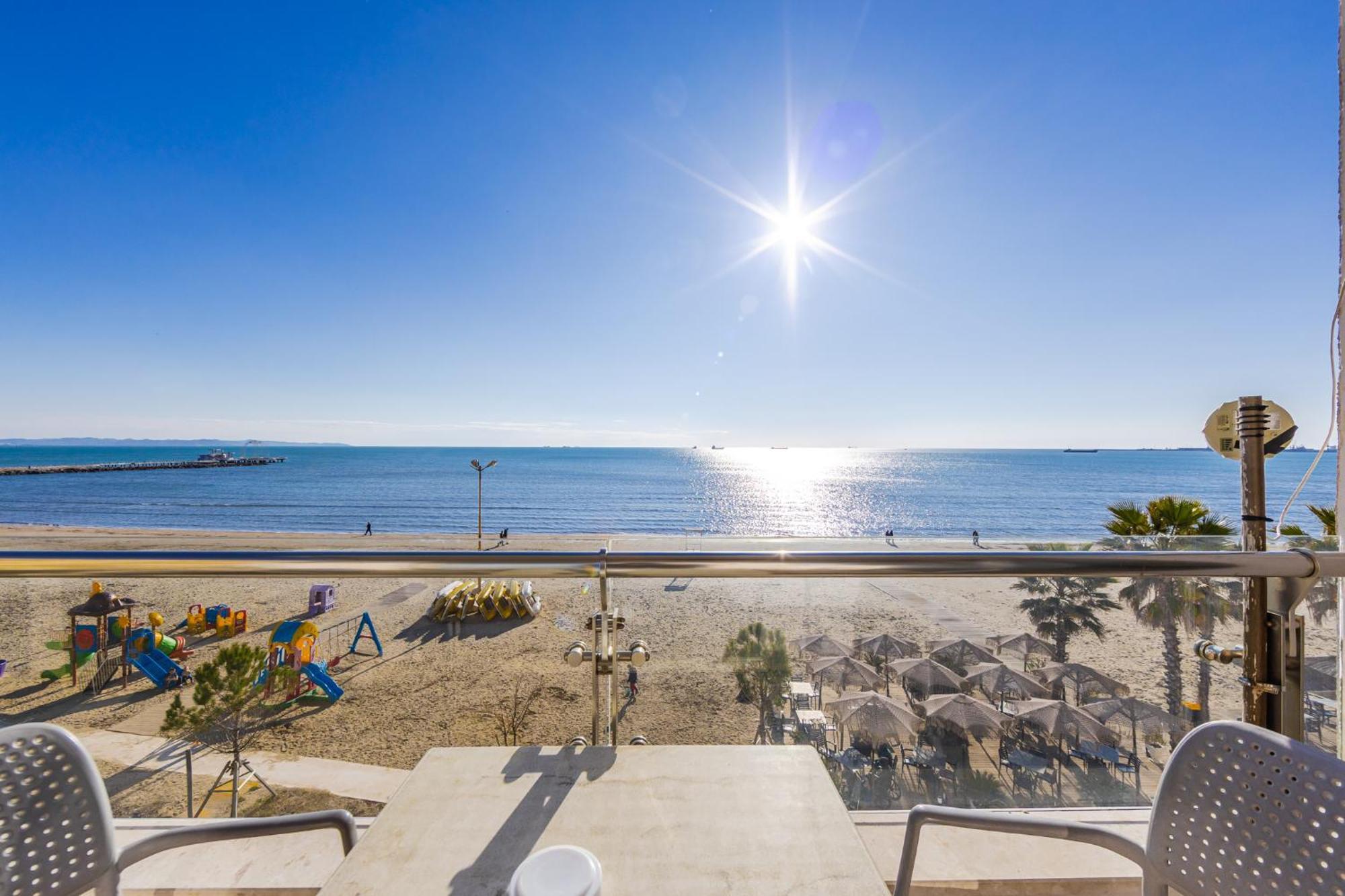 The Beachfront Apartment Durrës Esterno foto