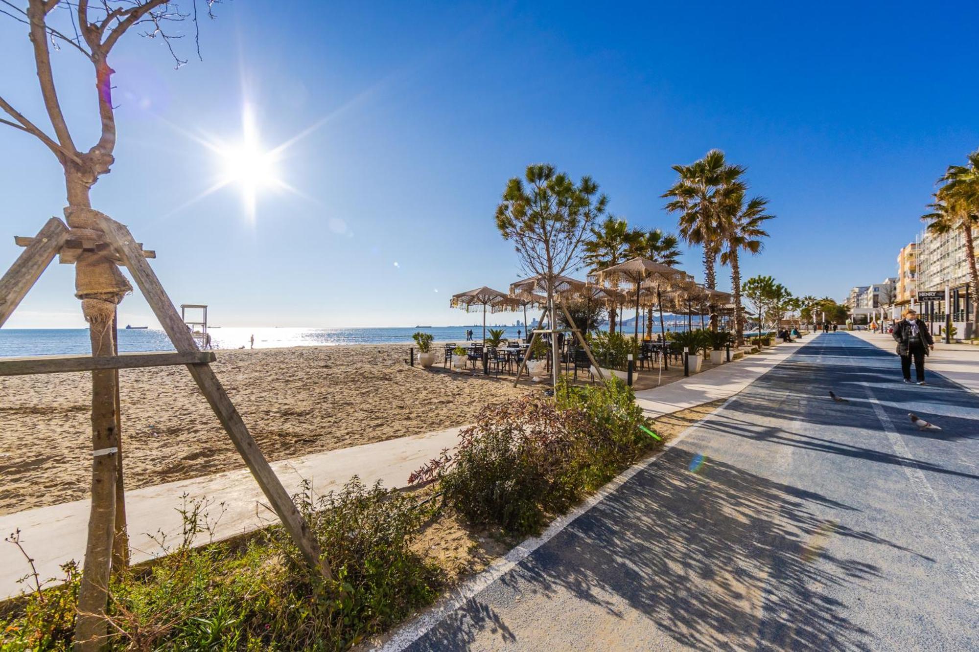 The Beachfront Apartment Durrës Esterno foto